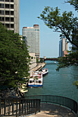 Gebäude und Boote entlang des Chicago River; Chicago Illinois Vereinigte Staaten Von Amerika