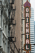 Schild mit der Aufschrift Oriental mit einer Feuertreppe an der Seite eines Gebäudes; Chicago Illinois Vereinigte Staaten von Amerika