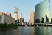 Gebäude entlang des Chicago River; Chicago Illinois Vereinigte Staaten Von Amerika