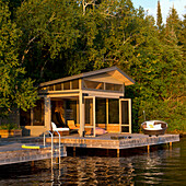 Eine Hütte mit hölzernem Dock am Wasser; Lake Of The Woods Ontario Kanada