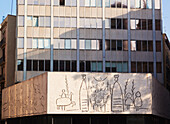 Von Picasso gestalteter Fries des Künstlers Carl Nesjar an der Fassade des Barcelona College of Architects am Placa Nova; Barcelona Spanien