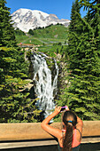 Mädchen fotografiert mit Smart Phone Paradise Trail in der Nähe der Mount Rainier Lodge Mount Rainier National Park; Washington Vereinigte Staaten von Amerika