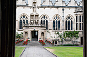Eingang eines weißen Gebäudes mit roten Blumen, die die Stufen zum Eingang säumen; Oxford England