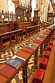 Gebetsbänke mit gemeinsamen Lobpreisbüchern und Hymnen; Oxford England