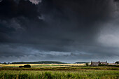 Dunkle Sturmwolken über einer Landschaft; Northumberland England