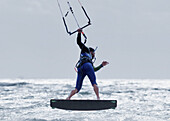 Kitesurfer balanciert auf einem Brett auf dem Wasser; tarifa cadiz andalusien spanien