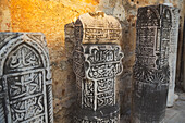 Geschnitzte Grabsteine im Innenhof der Isa-Bey-Moschee oder Selim-Moschee; Selcuk, Provinz Izmir, Türkei