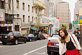 Eine Frau am Straßenrand, die ein Taxi ruft; san francisco kalifornien vereinigte staaten von amerika