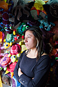 Mexiko, Bundesstaat Guanajuato, Guanajuato, Porträt einer Frau vor seinem Souvenirladen mit ausgestopften Froschfiguren im Hintergrund