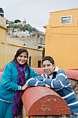 Junger Junge und Mädchen in ihrer Nachbarschaft; Guanajuato, Bundesstaat Guanajuato, Mexiko