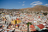 Mexiko, Guanajuato, Guanajuato, Blick auf bunte Gebäude im Stadtzentrum