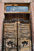 Mexiko, Guanajuato, San Miguel de Allende, Blick auf den Eingang einer Bar