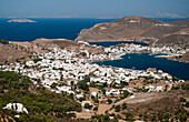 Griechenland, Insel Patmos, Mykonos, Blick vom Kloster auf den Handelshafen von Skala
