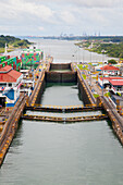 Frachtschiff in den Gatun-Schleusen; Panamakanal, Panama