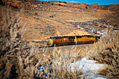 USA, Wyoming, Blick auf einen Zug