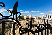 Spanien, Andalusien, Provinz Malaga, Ronda, Blick über die Tajo-Schlucht zum Nationalen Parador, Puente Nuevo, oder Neue Brücke, rechts