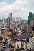 Gebäude und Wolkenkratzer in einem Stadtbild; Tokio, Japan