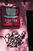 China, Peking, Schild für Kaffee und gemaltes Graffiti in der 798 Art Zone