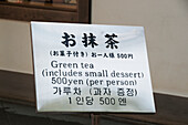 Schild für den Preis von grünem Tee und kleinem Dessert; Kyoto, Japan