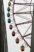 Riesenrad mit bunten Waggons; Tokio, Japan