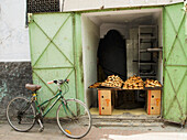 Marokko, Casablanca, Alte Medina, Brotverkauf in einem Laden mit Fahrrad davor