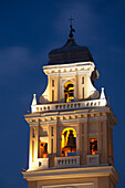Nahaufnahme des beleuchteten Glockenturms gegen den Abendhimmel; Parma, Emilia-Romagna, Italien
