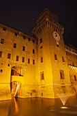 Italien, Emilia-Romagna, Ferrara, Beleuchtete Mauern und Turm des Castello Estense bei Nacht