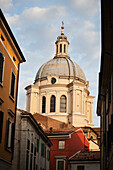 Italien, Emilia-Romagna, Ferrara, Gewölbter Kirchturm mit bewölktem Himmel