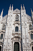 Marmorfassade einer Kathedrale mit blauem Himmel; Mailand, Lombardei, Italien