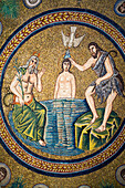 Mosaik der Taufe Christi im Fluss Jordan, Nahaufnahme; Ravenna, Emilia-Romagna, Italien
