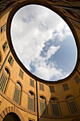 Blick von oben auf einen sich oval öffnenden Innenhof; Ferrara, Emilia-Romagna, Italien
