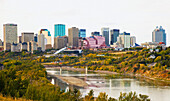 Kanada, Alberta, Edmonton, Edmonton-Skyline über den North Saskatchewan River mit Blick nach Westen