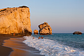 Spielend in den Wellen an der Küste; Aphrodite Bay, Zypern