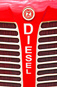 Niederlande, Seeland, Rote Stoßstange am Fahrzeug mit der Aufschrift 'Diesel'; Westkapelle