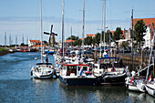 Niederlande, Seeland, Boote in einem belebten Hafen entlang der Uferpromenade; Zierikzee