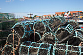 Niederlande, Seeland, Fischreusen entlang der Uferpromenade am Hafen; Zierikzee