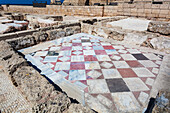 Israel, nahe der Stadt Caesarea. Die antike Stadt Caesarea Maritima mit ihrem Hafen wurde von Herodes dem Großen erbaut. Die Stadt war in der spätrömischen und byzantinischen Ära besiedelt; Caesarea Maritima National Park, Caesarea Maritima ist ein Nationalpark an der israelischen Küste