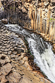 Israel, Blick auf säulenförmigen Basalt und Wasserfall; Yehudiya Nature Reserve