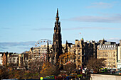 Vereinigtes Königreich, Schottland, Blick auf Princess Street Gardens mit Scott Monument; Edinburgh