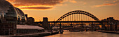 Gateshead Millennium Bridge über den Fluss Tyne in der Abenddämmerung; Gateshead, Tyne And Wear, England
