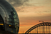 Gateshead Millennium Bridge und die Sage in der Abenddämmerung; Gateshead, Tyne And Wear, England