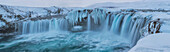 Godafoss mit großen Eisbrocken, die sich bei kaltem Wetter bilden; Island