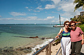Zwei Schwestern posieren entlang der Küstenlinie, Waikiki Beach; Oahu, Hawaii, Vereinigte Staaten von Amerika
