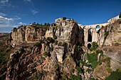 Die römische Brücke von Ronda entlang des Wanderweges; Ronda, Andalusien, Spanien