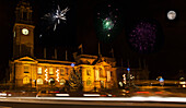 Feuerwerk und Vollmond am Nachthimmel über einem beleuchteten Gebäude; South Shields, Tyne And Wear, England