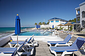 Schwimmbad in einem tropischen Resort am Wasser, Simpson Bay; Sint Maarten, Niederländische Westindien