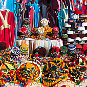 Bunte Hüte und Kleidung auf dem Display; Marokko