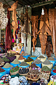 Vielfalt an Lebensmitteln und Waren in Körben auf dem Markt; Marrakesch, Marrakesch-Tensift-El Haouz, Marokko