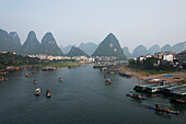 Boote im Li Fluss mit Berggipfeln in der Ferne; Guilin, Guangxi, China