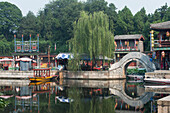 Entlang der Uferlinie eines ruhigen Flusses; Peking, China